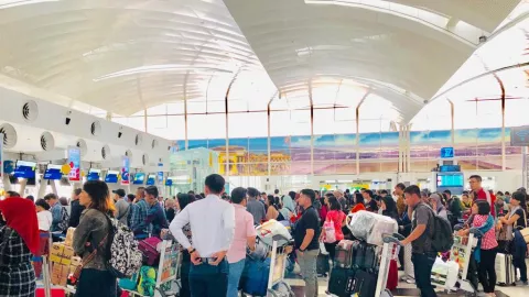 Puncak Arus Balik Ribuan Orang Padati Bandara Kualanamu - GenPI.co