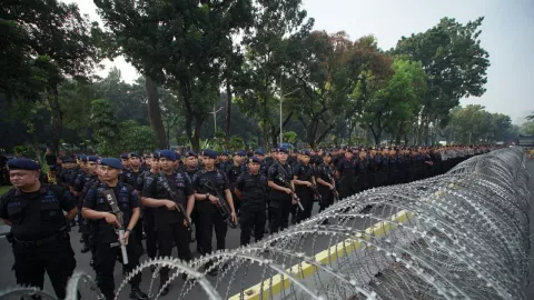 Ratusan Kepolisian Berjaga di Depan Mahkamah Konstitusi - GenPI.co