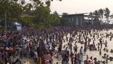 Tiket Masuk Gratis Ribuan Orang Padati Pantai Ancol - GenPI.co