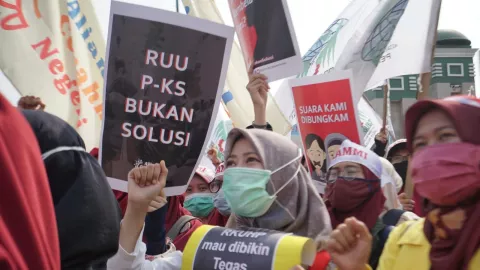 Sejumlah Masa Pro dan Kontra Terkait RUU P-KS Demo Di Depan Gedung DPR RI - GenPI.co