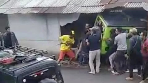 Mobil Tabrak Rumah Warga di Puncak Bogor, Kok Bisa Viral? - GenPI.co JABAR