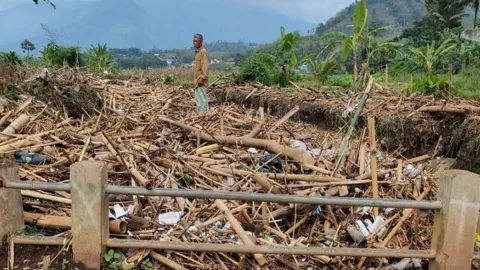Tumpukan Sampah di Sungai Jadi Penyebab Banjir di Banyuresmi - GenPI.co JABAR