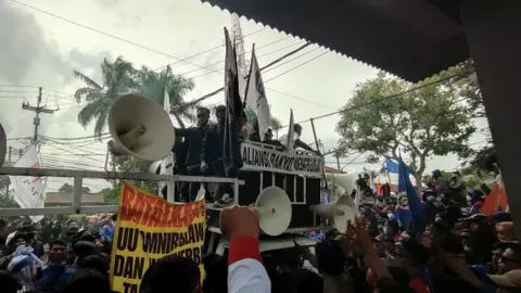 Kantongi Janji Disnakertrans, Buruh Cianjur Bubarkan Aksi Demo - GenPI.co JABAR