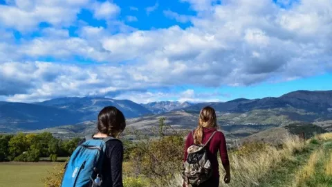 Dijamin Aman, Ini 4 Tips Mendaki Gunung untuk Perempuan - GenPI.co JABAR
