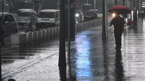 Ramalan Cuaca Jabar Hari ini, Sebagian Besar Daerah Diprediksi Hujan Lebat - GenPI.co JABAR