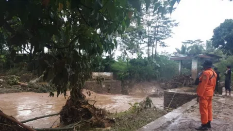 Ini Cara Pemkab Garut Cegah Banjir di Kecamatan Sukawening - GenPI.co JABAR