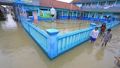 Pemkab Indramayu Salurkan Bantuan untuk Korban Banjir Rob - GenPI.co JABAR