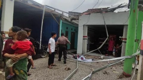 Rumah Warga di Cianjur Rusak Gara-gara Angin Puting Beliung - GenPI.co JABAR