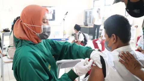 10.433 Anak 6-11 Tahun Ikuti Vaksinasi Covid-19 di Bekasi - GenPI.co JABAR