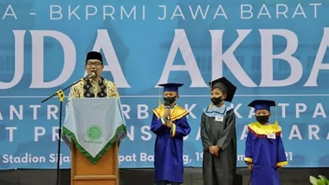 Ridwan Kamil Mewisuda 1.500 Santri di Kabupaten Bandung - GenPI.co JABAR