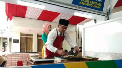 Peringati Hari Ibu, Ridwan Kamil Masak Jengkol - GenPI.co JABAR