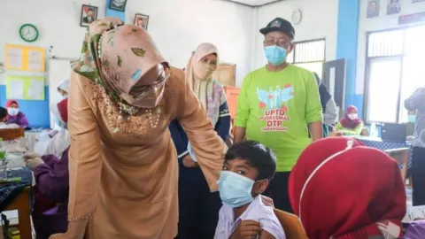Kejar PTM 100 Persen, Bupati Purwakarta Genjot Vaksinasi Anak - GenPI.co JABAR