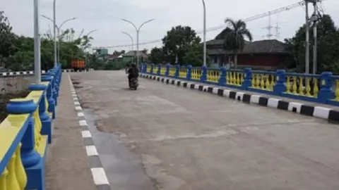 Jembatan Rp10 Miliar di Karawang Ambles, Baru 2 Pekan Diresmikan - GenPI.co JABAR
