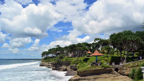 Menikmati Pemandangan Pantai Batu Hiu, Tanah Lot-nya Jawa Barat - GenPI.co JABAR