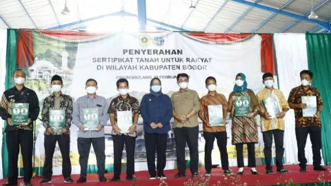 Cegah Sengketa Tanah, Pemkab Bogor Bagikan 173 Sertifikat PTSL - GenPI.co JABAR