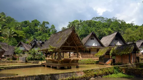 Berwisata Sekaligus Belajar Hidup Sederhana di Kampung Naga - GenPI.co JABAR