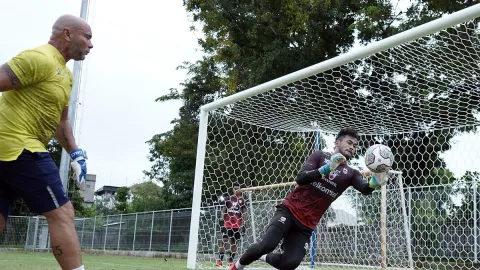 Pelatih Kiper Persib, Luizinho Passos Sempat Ingin Aqil Bertahan - GenPI.co JABAR