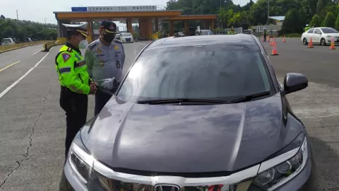 Petugas Putar Balik 253 Kendaraan di Gerbang Tol Pasteur Bandung - GenPI.co JABAR