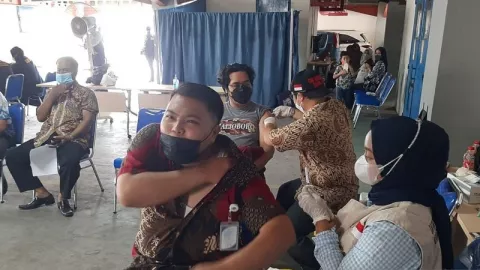 5,43 Persen Warga Kabupaten Bekasi dapat Vaksinasi Dosis Ke-3 - GenPI.co JABAR