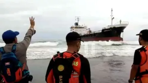 Kapal Tanker Kandas di Perairan Sancang Garut, Begini Kondisinya - GenPI.co JABAR
