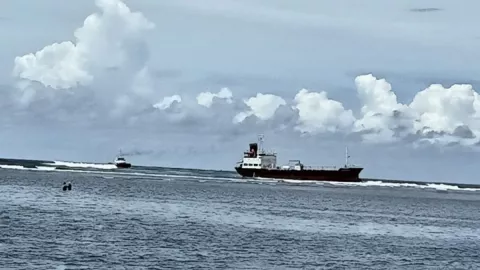 Kondisi Terkini Kapal Tanker yang Kandas di Pantai Sancang - GenPI.co JABAR