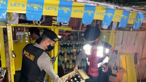 Polisi Gerebek Warung Penjual Miras di Sukabumi Jelang Ramadan - GenPI.co JABAR