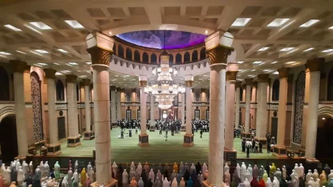 Datang ke Masjid Kubah Emas Demi Dengar Suara Merdu Imam Salat - GenPI.co JABAR