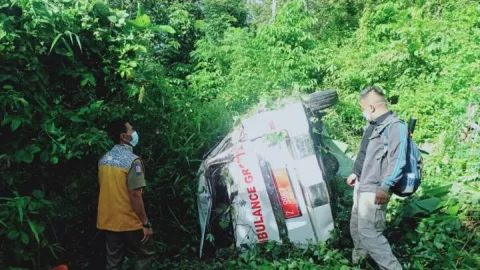 Ambulans Masuk Jurang di Garut, Kondisi Sopir Jadi Perhatian - GenPI.co JABAR