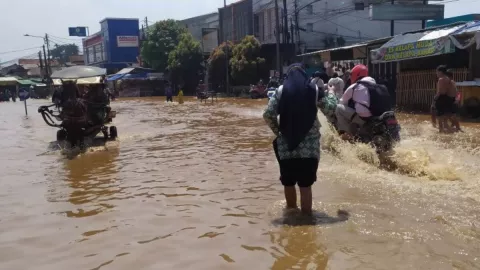 Banjir Setinggi Lutut Orang Dewasa Terjadi di Bandung Selatan - GenPI.co JABAR