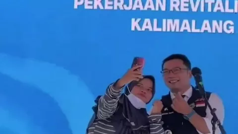 Lucu Banget, Ridwan Kamil Buat Mak-mak ini Nyanyi Pacarku Ada 5 - GenPI.co JABAR