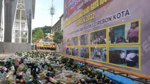 Polres Cirebon Musnahkan Puluhan Ribu Miras dan Obat Terlarang - GenPI.co JABAR