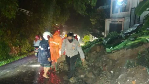 Masih Suasana Lebaran, Bencana Longsor Terjadi di Purwakarta - GenPI.co JABAR