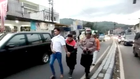 2 Orang Ini Mabuk dan Melawan Polisi di Malangbong, Garut - GenPI.co JABAR