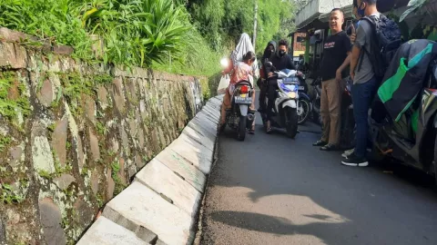 Kocak Banget, Penutup Drainase di Pancoran Mas, Depok Miring - GenPI.co JABAR