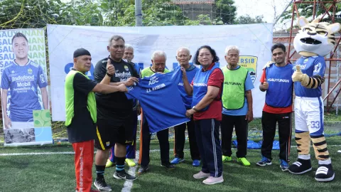 Persib Bandung Ajak Lansia Tetap Sehat dengan Bermain Sepak Bola - GenPI.co JABAR