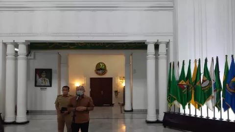 Kembali Kerja, Ridwan Kamil Langsung Sibuk Dengan Rapat - GenPI.co JABAR
