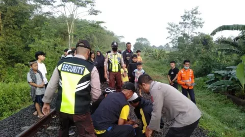 Tertidur di Rel, Pemuda asal Sukabumi Ini Nyaris Terlindas Kereta - GenPI.co JABAR