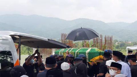 Detik-detik Kedatangan Jenazah Eril di Pemakaman, Bikin Nangis - GenPI.co JABAR