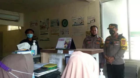Bhabinkamtibmas Polres Cirebon Buat Klinik Kesehatan Gratis - GenPI.co JABAR