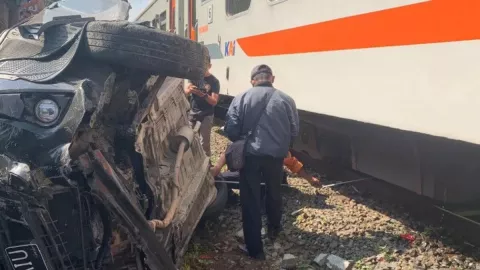 Sebuah Mobil Terseret Kereta, Penumpang Selamat Tapi Tangan Putus - GenPI.co JABAR