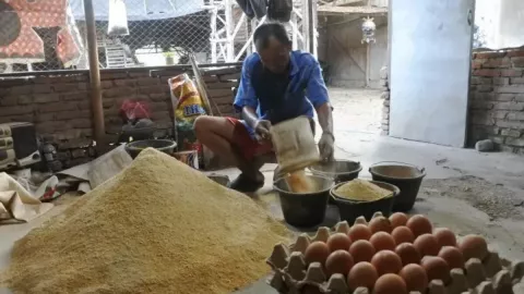 Peternak di Cianjur Buat Pakan Ayam Sendiri Saat Harga Telur Naik - GenPI.co JABAR