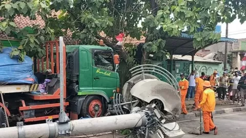 Kecelakaan Maut Di Bekasi, Truk Tabrak Tiang Telekomunikasi - GenPI.co JABAR