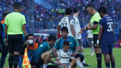 Kemenangan Persib atas Arema FC Harus Dibayar Mahal, Erwin Ramdani Patah Tulang - GenPI.co JABAR