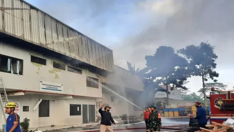 5 Saksi Diperiksa Terkait Kebakaran di Gudang JNE Cimanggis, Depok - GenPI.co JABAR
