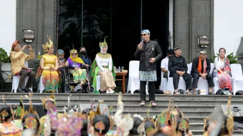 Ridwan Kamil Sebut Tari Merak Perlu Dilestarikan - GenPI.co JABAR