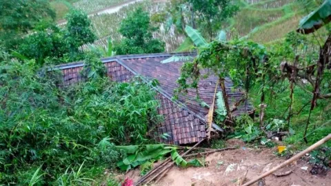 Tebing Setinggi 15 Meter di Cianjur Longsor, 12 Jiwa Mengungsi - GenPI.co JABAR