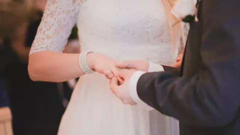 Hukum Menikahi Perempuan Ditinggal Pergi Suami dengan Status Siri - GenPI.co JABAR