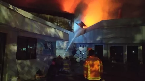 Pabrik Triplek di Bandung Terbakar, Mobil Pemadam Diterjunkan Ambulans Bersiaga - GenPI.co JABAR