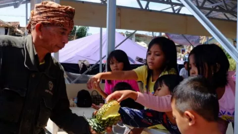 Petani Asal Subang ini Kirim 2 Ton Nanas untuk Pengungsi Gempa Cianjur - GenPI.co JABAR