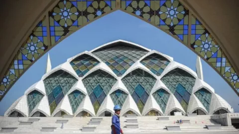 Karpet Masjid Raya Al Jabbar Kota Bandung Didatangkan Langsung dari Turki - GenPI.co JABAR